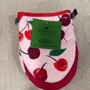 NWT Kate  Spade Set of 2 Mini Oven Mitts pattern. 100% cotton